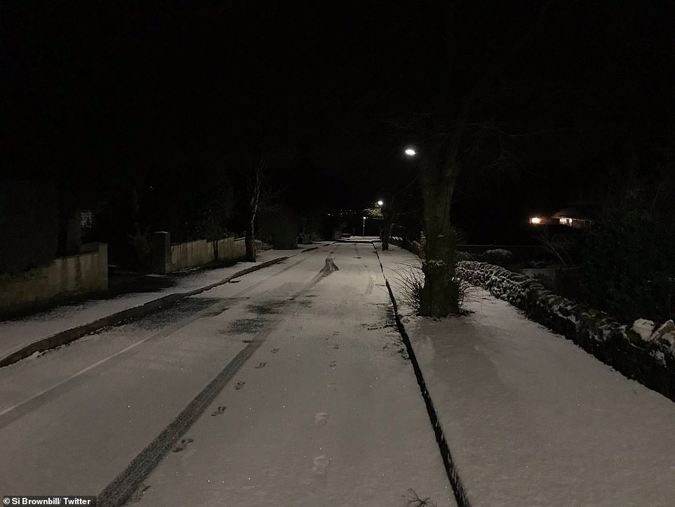 Con đường heo hút bị tuyết phủ trắng xoá trong một ngày mùa đông lạnh giá ở làng Disley, Cheshire, tối 29/1.