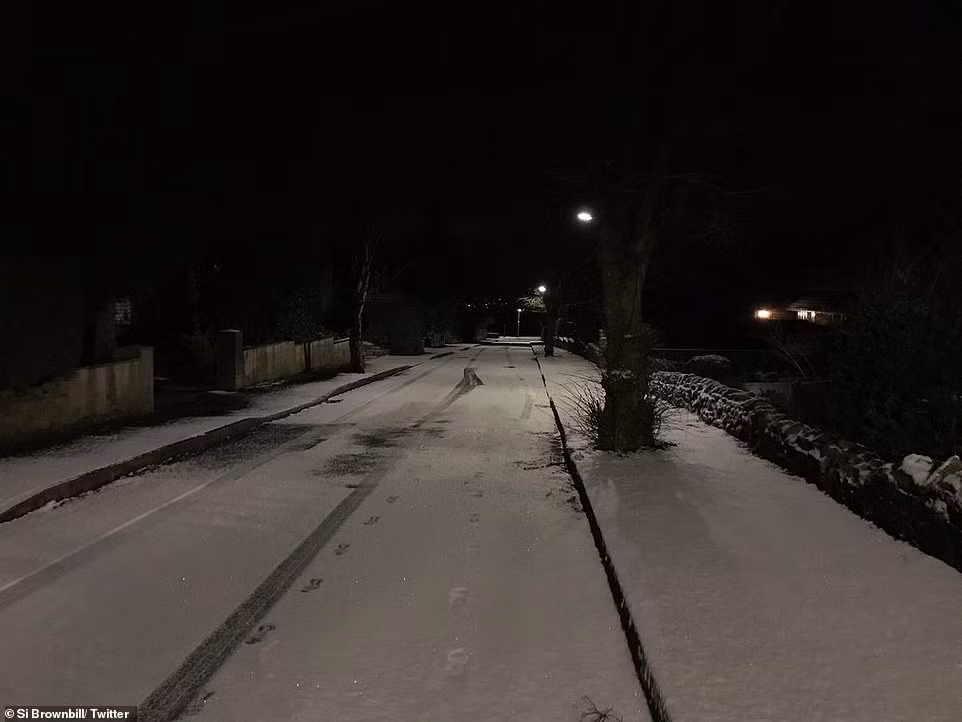 Con đường heo hút bị tuyết phủ trắng xoá trong một ngày mùa đông lạnh giá ở làng Disley, Cheshire, tối 29/1.