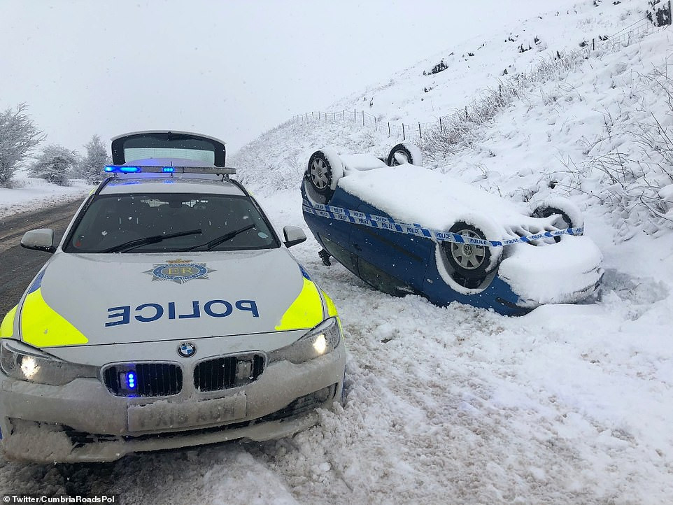 Một chiếc ô tô bị lật úp bên đường ở Shap, Cumbria, do đường trơn trượt.