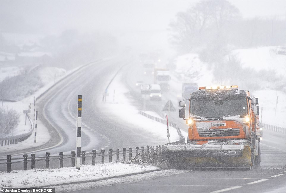 Tuyết rơi dày khiến giao thông gián đoạn và làm ảnh hưởng đến cuộc sống của người dân nước này. Do ảnh hưởng của thời tiết khắc nghiện hiện tại, một số khu vực nước này có thể sẽ bị cắt điện và hoạt động liên lạc bị gián đoạn.