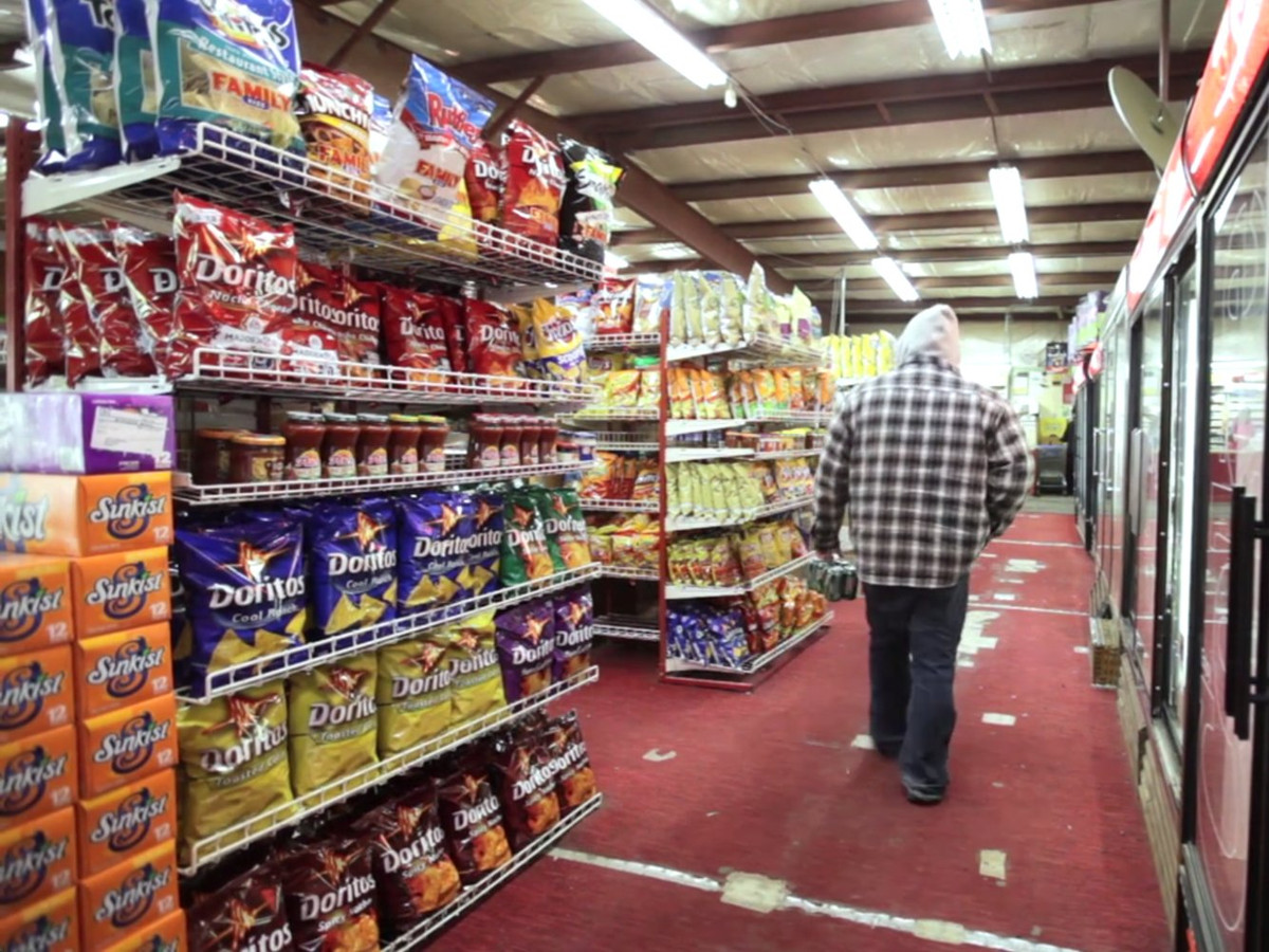 Chỉ có 4 cửa hàng tạp hóa trong thị trấn. Giá thực phẩm khá đắt đỏ.