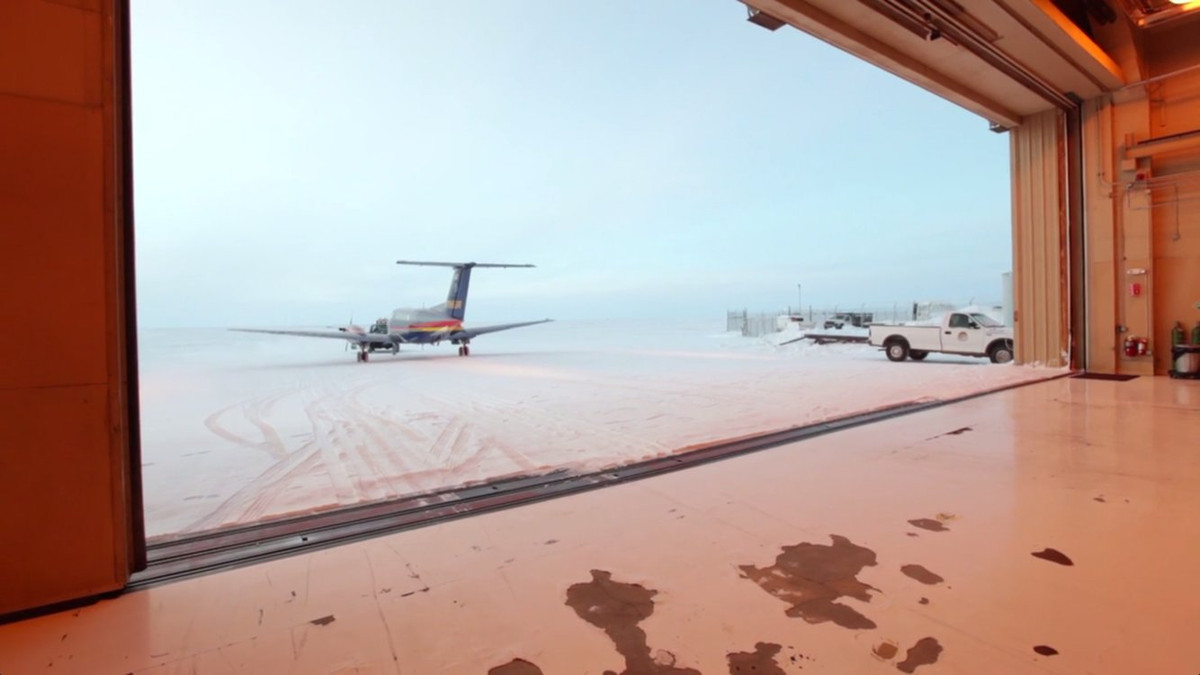 Để đến được thị trấn Utqiaġvik, bạn chỉ có thể đi bằng máy bay, không có bất cứ con đường nào khác vào và ra khỏi thị trấn đặc biệt này.