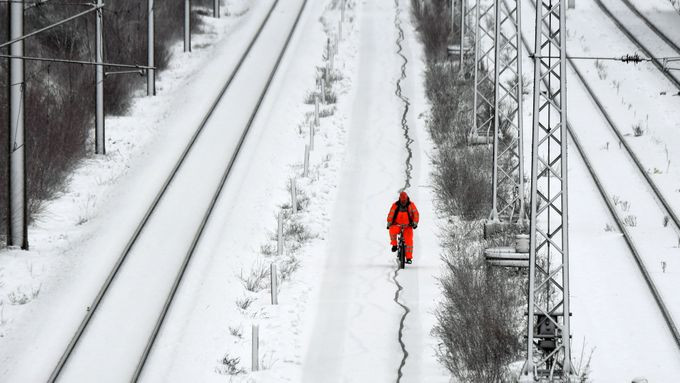 Người đàn ông đi đạp xe trên con đường phủ đầy tuyết trắng ở Munich, Đức, hôm 9/1. Ảnh: Getty.