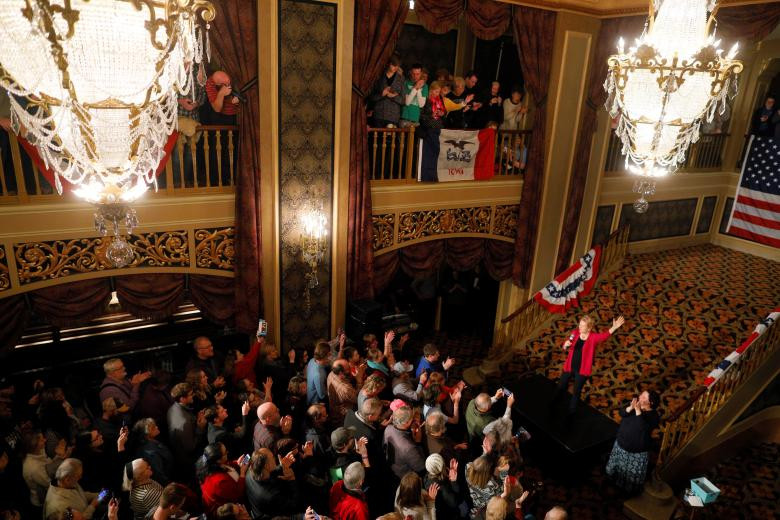 Bà Warren phát biểu trên sân khấu tại nhà hát Orpheum ở Sioux.