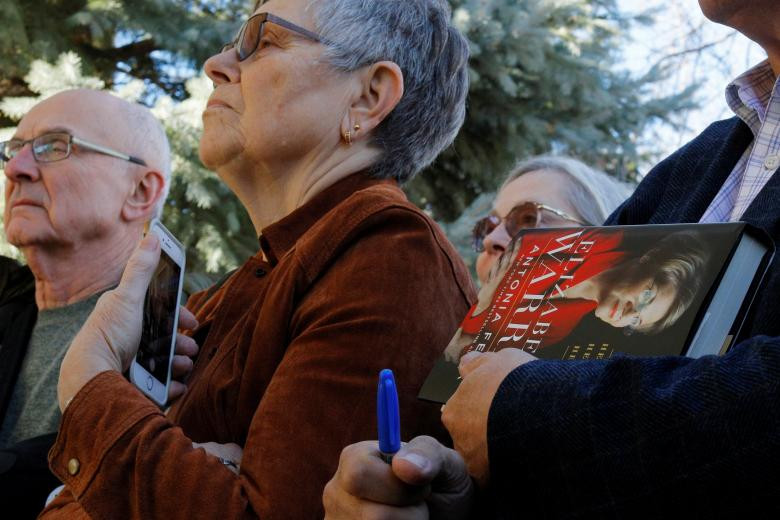 Đám đông theo dõi Thượng nghị sĩ Warren phát biểu trước một cuộc thảo luận bàn tròn ở Storm Lake, Iowa.