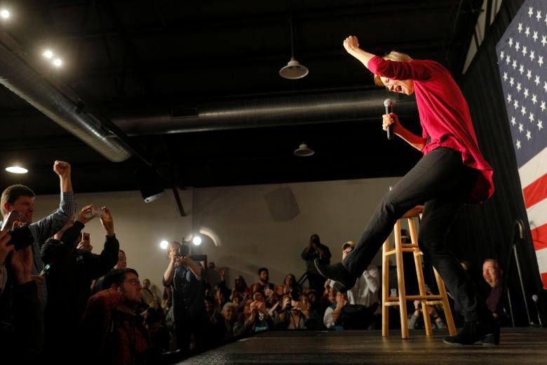 Bà Warren phấn khích trên sân khấu khi phát biểu tại sự kiện vận động tranh cử ở Des Moines, bang Iowa.