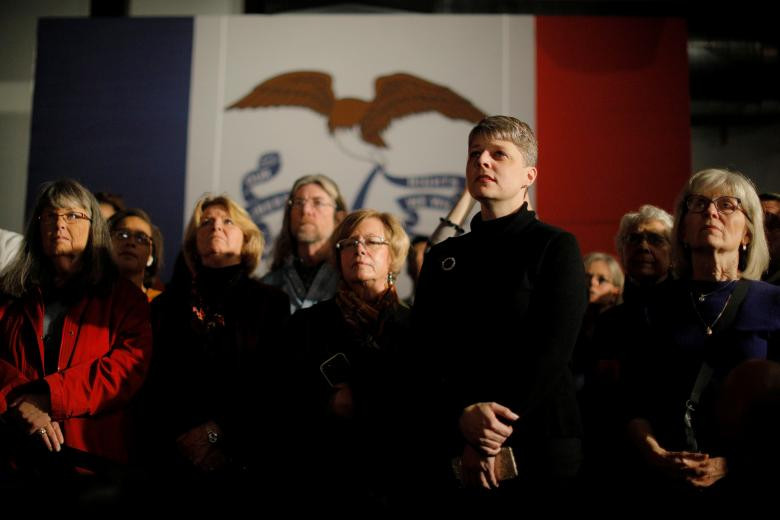 Mọi người lắng nghe bài phát biểu của bà Warren tại Des Moines.