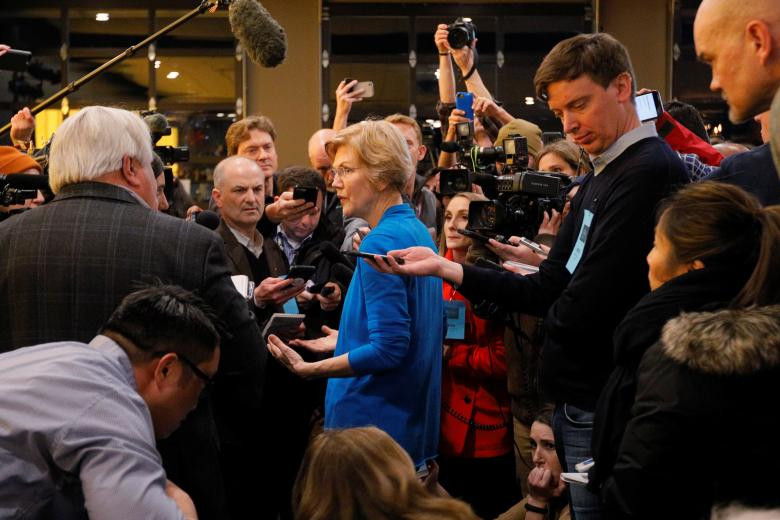 Thượng nghị sĩ Warren trả lời câu hỏi của các phóng viên tại sự kiện vận động tranh cử được tổ chức ở Council Bluffs.