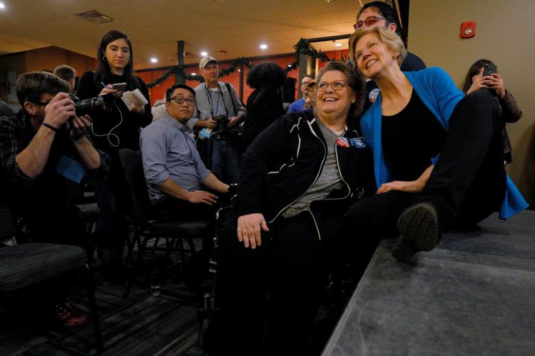 Thượng nghị sĩ Warren chụp ảnh chụp với người ủng hộ tại sự kiện được tổ chức ở Council Bluffs, bang Iowa.