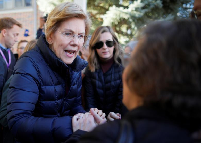 Nữ nghị sĩ bắt tay người ủng hộ trước khi bước vào cuộc thảo luận bàn tròn tại Storm Lake.