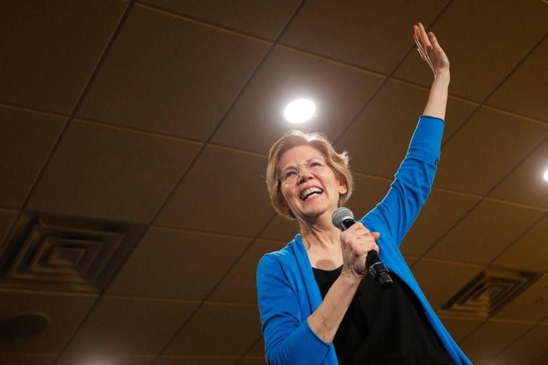 Thượng nghị sĩ Elizabeth Warren của Đảng Dân chủ đã bắt đầu tổ chức cuộc vận động tranh cử đầu tiên của mình tại bang Iowa, sau khi tuyên bố sẽ tham gia cuộc bầu cử Tổng thống Mỹ năm 2020. (Nguồn ảnh: Reuters)