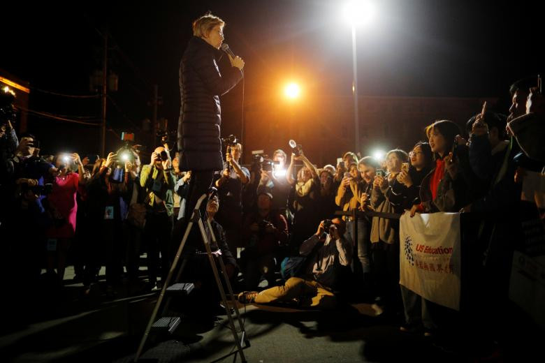 Đám đông vây quanh bà Warren vào buổi tối tại Des Moines.