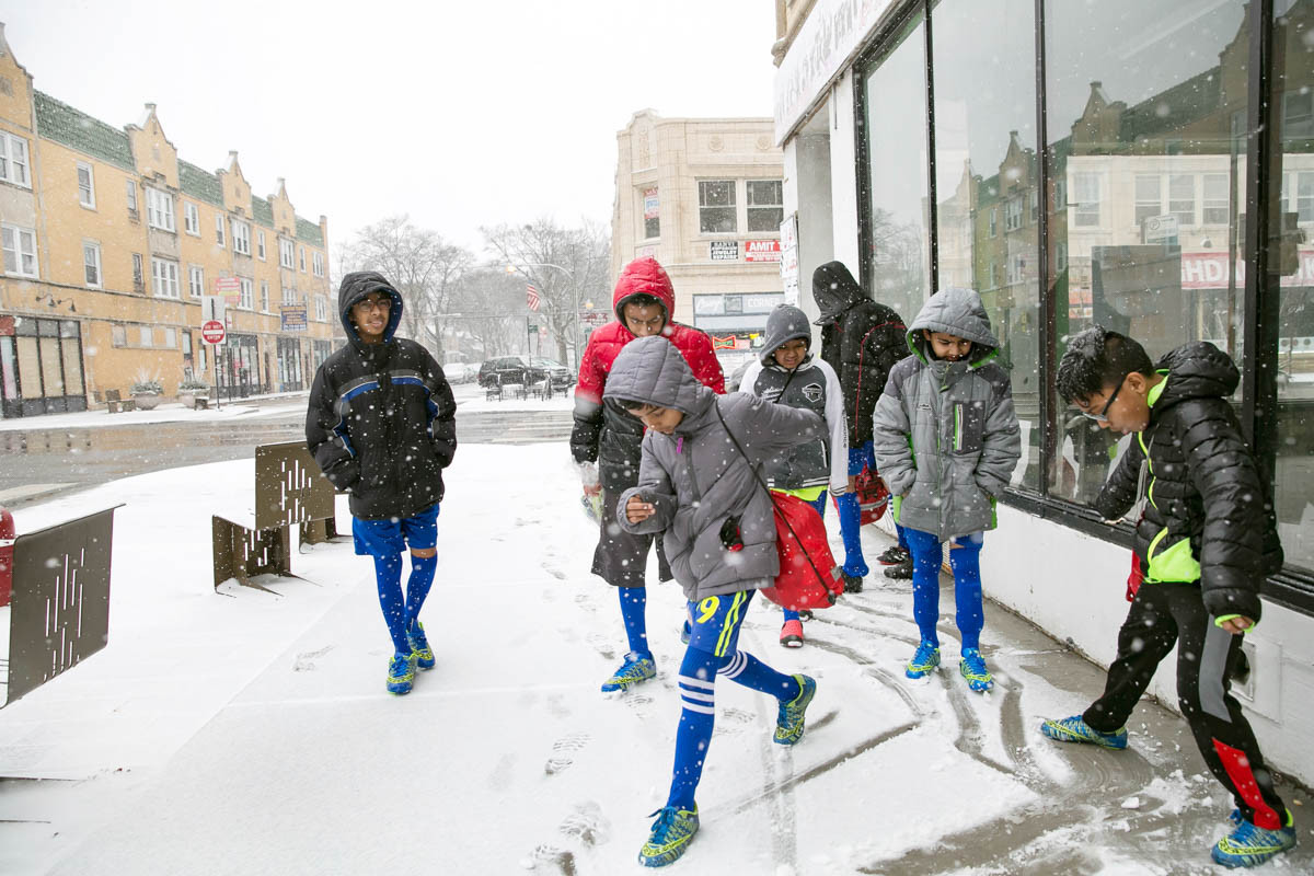Các cầu thủ bóng đá Rohingya chuẩn bị đến sân bóng ở Chicago, bang Illinois.