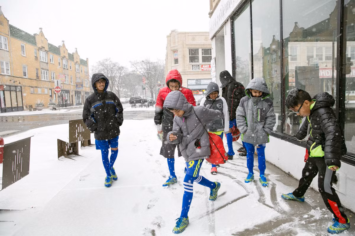 Các cầu thủ bóng đá Rohingya chuẩn bị đến sân bóng ở Chicago, bang Illinois.