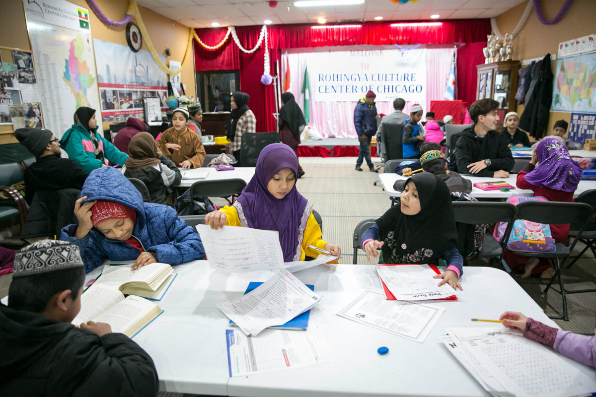 Các em nhỏ làm bài tập trong lớp học. Với con số hơn 1.600 người, Chicago là nơi có một trong những cộng đồng người tị nạn Rohingya lớn nhất đã được tái định cư tại Mỹ.