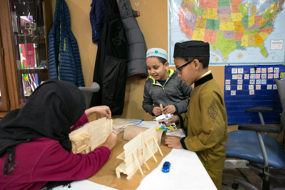 Trung tâm Văn hoá Rohingya ở Chicago được Nasir Zakaria, một người tị nạn Rohingya định cư ở Mỹ từ năm 2013, thành lập vào năm 2016. Trung tâm này cung cấp các lớp học Tiếng Anh, Kinh Koran cũng như đào tạo máy tính, dịch vụ dịch thuật và hỗ trợ về các giấy tờ tái định cư. Trung tâm này cũng tổ chức các đội bóng đá cho các thanh thiếu niên tham gia.