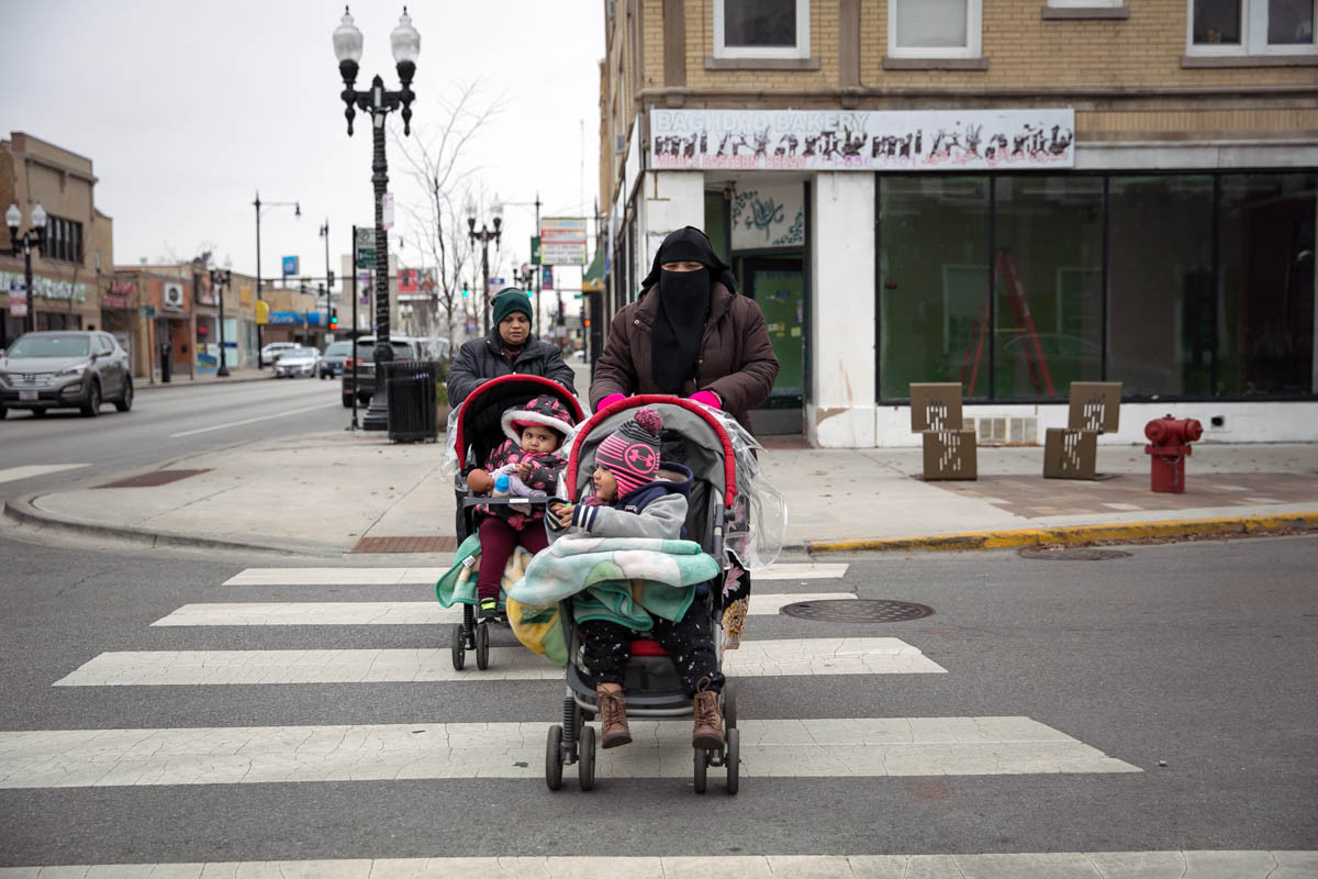 Theo Al Jazeera, hơn 1.600 người tị nạn Rohingya đang sinh sống tại Chicago, Mỹ. Được biết, hầu hết những người tị nạn ở Chicago chạy thoát khỏi tình trạng bạo lực ở Myanmar vào những năm 1990, 2000 và từng sống nhiều năm ở Malaysia, trước khi có cơ hội được tái định cư tại Mỹ. Tổng thống Mỹ Donald Trump đã giới hạn số người tị nạn có thể được tái định cư tại Mỹ vào năm 2019 là ở mức 30.000 người. (Nguồn ảnh: Al Jazeera)