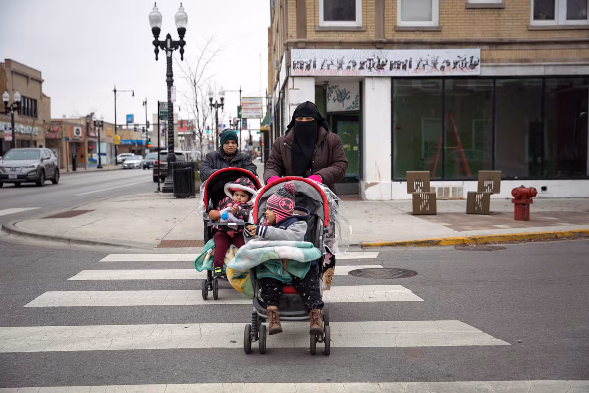 Theo Al Jazeera, hơn 1.600 người tị nạn Rohingya đang sinh sống tại Chicago, Mỹ. Được biết, hầu hết những người tị nạn ở Chicago chạy thoát khỏi tình trạng bạo lực ở Myanmar vào những năm 1990, 2000 và từng sống nhiều năm ở Malaysia, trước khi có cơ hội được tái định cư tại Mỹ. Tổng thống Mỹ Donald Trump đã giới hạn số người tị nạn có thể được tái định cư tại Mỹ vào năm 2019 là ở mức 30.000 người. (Nguồn ảnh: Al Jazeera)