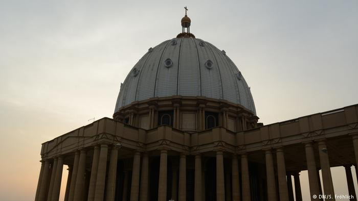 Choáng ngợp quy mô nhà thờ lớn nhất Châu Phi - Hình 3 Choang ngop quy mo nha tho lon nhat Chau Phi-Hinh-3