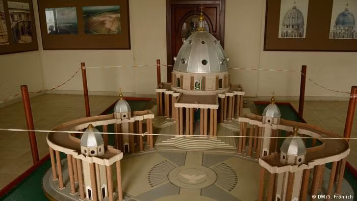 Thiết kế mái vòm và quảng trường chính được bao quanh của tòa thánh đường lấy cảm hứng từ Vương cung thánh đường Thánh Phêrô tại Vatican. Ảnh: DW.