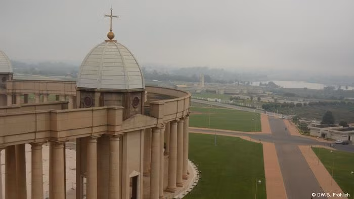 Vương cung Thánh đường Đức Mẹ Hoà Bình tọa lạc một tại thị trấn hoang vắng với nhiều đường cao tốc 6 làn không một bóng người. Ảnh: DW.