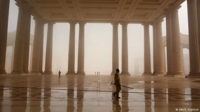 Được biết, có hai "biệt thự" giống nhau nằm ngoài nhà thờ Đức Mẹ Hòa Bình. Trong đó, một toà là nơi ở của những người quản lý nhà thờ, và tòa còn lại dành riêng cho dịp Đức Giáo hoàng ghé thăm nơi này. Ảnh: DW.