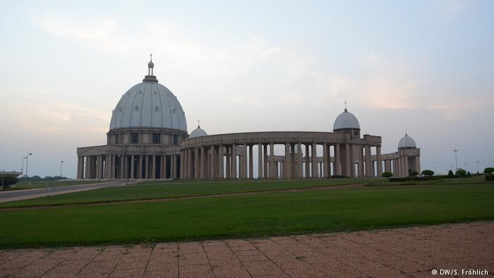 Choáng ngợp quy mô nhà thờ lớn nhất Châu Phi - Hình 2 Choang ngop quy mo nha tho lon nhat Chau Phi-Hinh-2