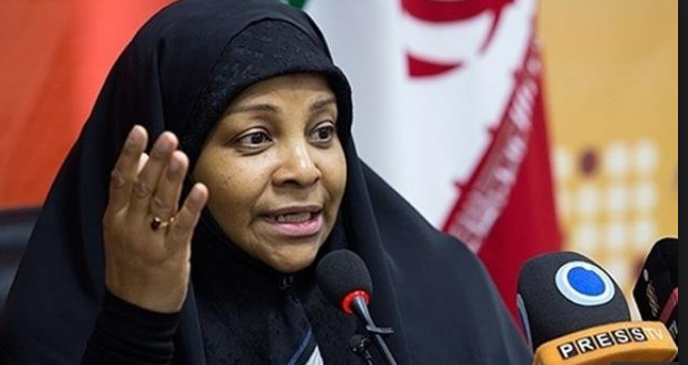 Nhà báo Hashemi sinh ngày 21/12/1959 tại New Orleans, bang Lousiana, Mỹ. Bà từng học ngành báo chí tại Đại học bang Louisiana. Khi cuộc Cách mạng Hồi giáo Iran xảy ra, bà đã cải sang đạo Hồi và bắt đầu sự nghiệp của mình trong các tờ báo và tạp chí Hồi giáo ở Mỹ. Ảnh: TT.