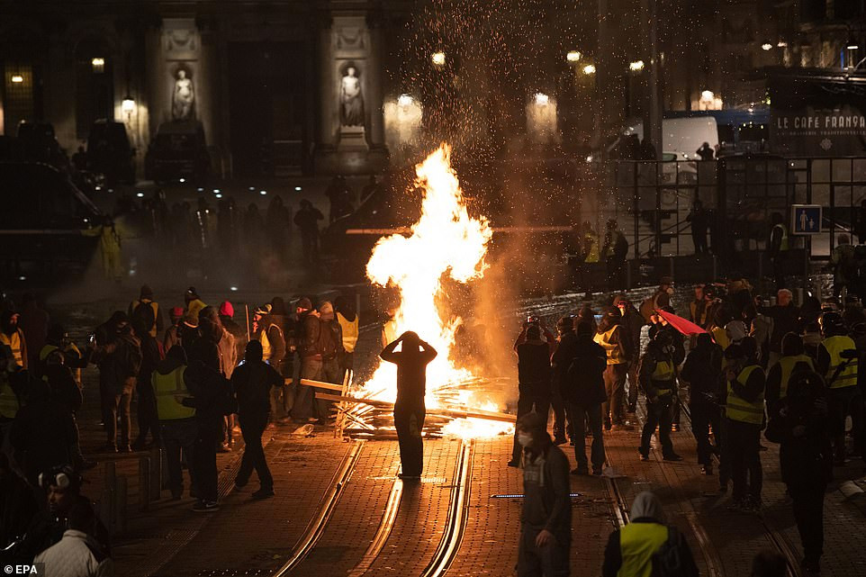 Đụng độ đã xảy ra giữa những người biểu tình quá khích và lực lượng an ninh Pháp tại thủ đô Paris, buộc cảnh sát nước này phải dùng vòi rồng và lựu đạn hơi cay để giải tán những người biểu tình.