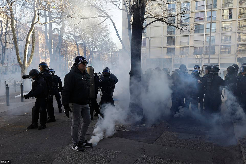 Cảnh sát Pháp được triển khai để đối phó với đám đông người biểu tình ở thành phố Marseille.