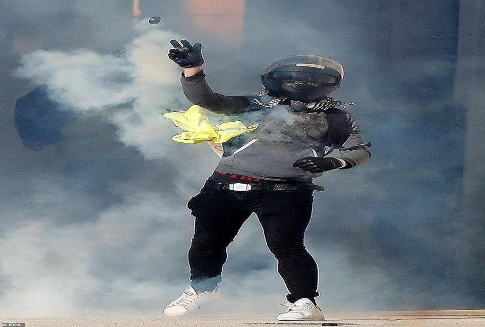 Được biết, cảnh sát Pháp đã bắt giữ và thẩm vấn 244 người trên toàn nước Pháp, trong đó 156 người ở Paris.