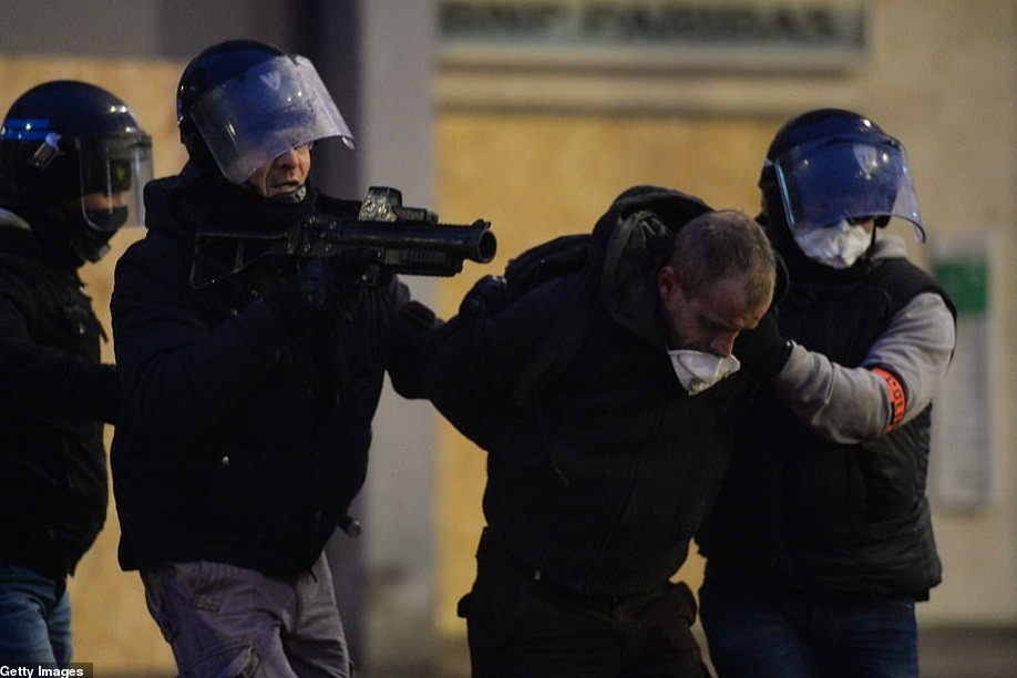 Một người biểu tình chống chính phủ bị bắt giữ tại khu vực mua sắm ở Le Mans, miền tây nước Pháp.
