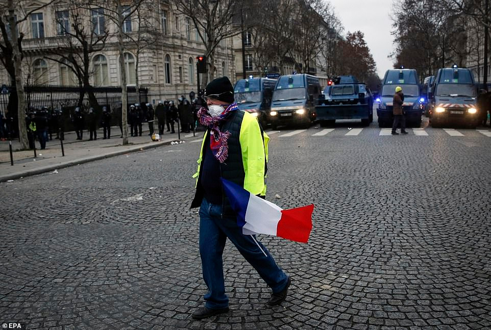 Đại lộ nổi tiếng của nước Pháp bị phong tỏa trong cuộc biểu tình dữ dội.