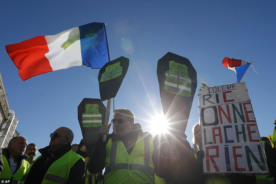 Những người biểu tình tuần hành hòa bình ở Marseille, miền Nam nước Pháp.