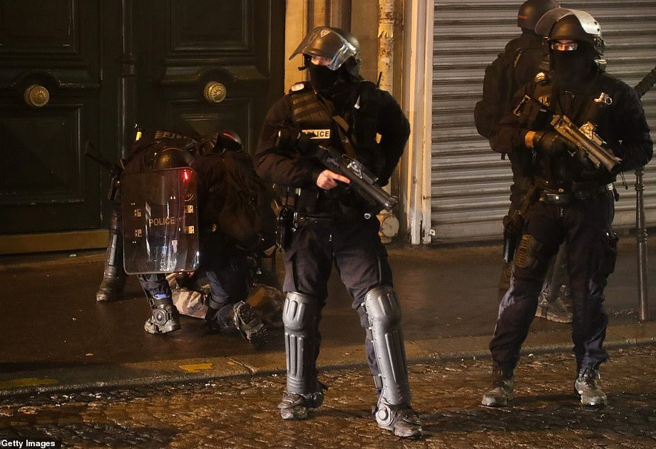 Cảnh sát chống bạo động Pháp mang theo vũ khí trong cuộc đụng độ với người biểu tình ở Paris ngày 12/1.
