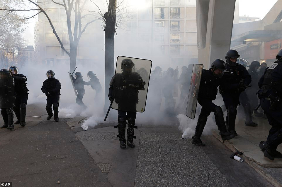 Những người biểu tình đụng độ với cảnh sát chống bạo động Pháp tại khu vực Khải Hoàn Môn ở Paris.