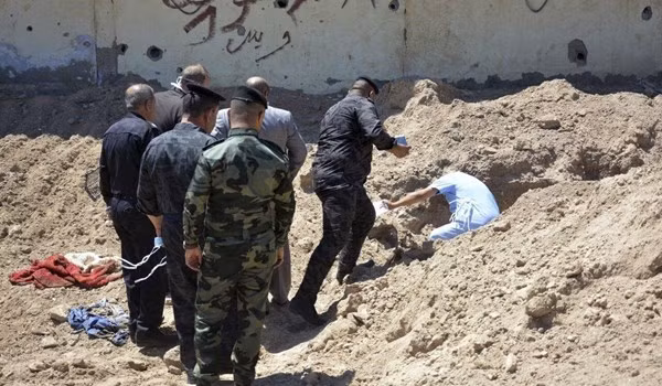 Kinh hoang ho chon tap the nan nhan bi IS giet tai Iraq