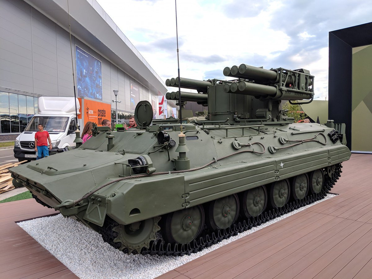 Tổ hợp tên lửa phòng không tầm ngắn Sosna, được lắp đặt trên khung gầm xe bọc thép đa năng MT-LB, có thể tiêu diệt mọi mục tiêu trên không, kể cả vũ khí có độ chính xác cao như tên lửa hành trình, ở phạm vi tối đa hơn 10km và ở độ cao 5.000 mét. Ảnh: AR.