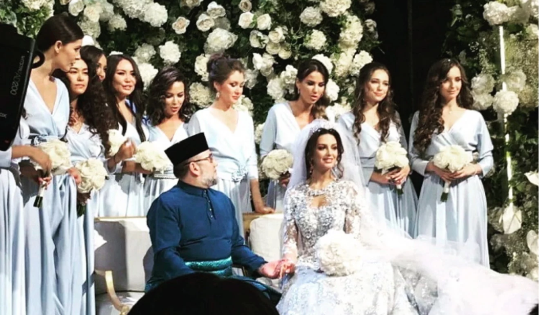 Bí ẩn hơn là nhà vua đưa ra quyết định sau khi có kỳ nghỉ kéo dài hai tháng. Trong thời gian này xuất hiện thông tin và hình ảnh ông làm đám cưới với cựu Hoa hậu Nga Oksana Voevodina tại thủ đô Moscow, sau khi cựu hoa hậu này chính thức cải sang đạo Hồi. Tuy nhiên, chính phủ Malaysia và hoàng gia nước này không đưa ra bất cứ bình luận nào về vụ việc. Ảnh: SCMP. 