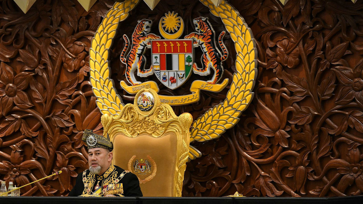 Đến ngày 6/1, cung điện hoàng gia bất ngờ thông báo nhà vua đã chính thức thoái vị, quyết định này có hiệu lực ngay lập tức. Cũng giống như chuyện đám cưới bí mật, không hề có lời giải thích nào được đưa ra về quyết định thoái vị này của vua Sultan Muhammed V. Ảnh: Asia Times. 