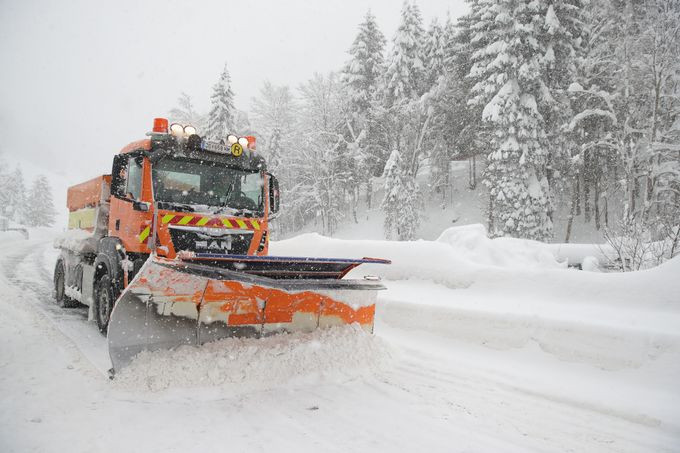 Một chiếc xe dọn tuyết làm việc ở Filzmoos, Áo, ngày 5/1. Ảnh: Getty.