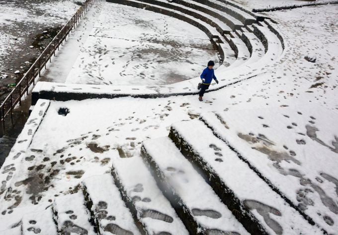 Một em nhỏ nghịch tuyết ở Dharmsala, Ấn Độ, ngày 6/1. Ảnh: AP.