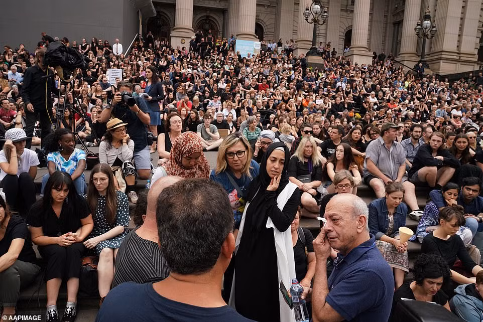 Kinh hoang nu sinh xinh dep bi giet khi dang noi chuyen qua FaceTime-Hinh-10