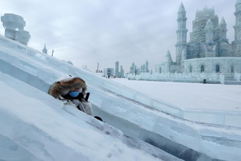 Một du khách chơi trượt băng trong lễ hội. Ảnh: Reuters.