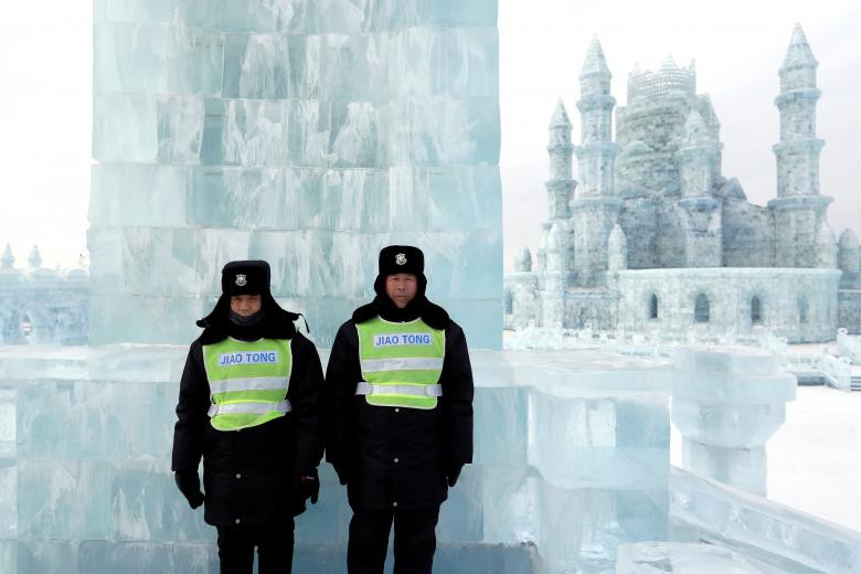 Lực lượng an ninh đứng gác tại khu vực diễn ra lễ hội. Ảnh: Reuters.