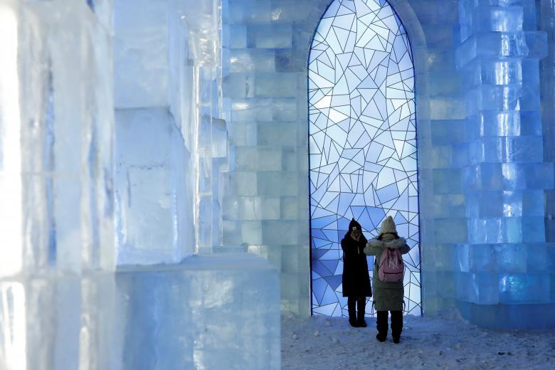 Mọi người chụp ảnh lưu niệm trong lâu đài băng ở Cáp Nhĩ Tân. Ảnh: Reuters.