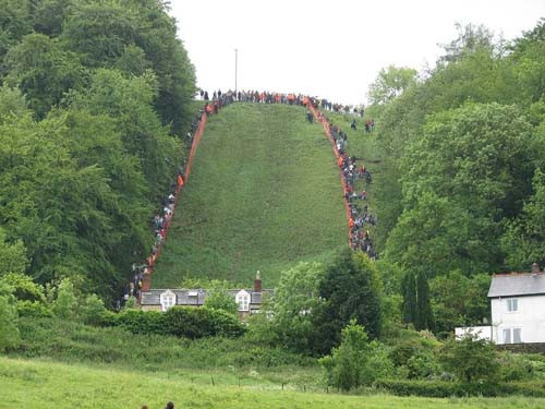 The Cooper's Hill Cheese-Rolling and Wake là lễ hội nổi tiếng diễn ra vào dịp Bank Holiday mùa xuân (ngày tất cả ngân hàng đóng cửa để nhân viên được nghỉ) tại ngôi làng Brockworth, Gloucestershire, Anh. Theo đó, vào ngày thứ Hai cuối cùng trong tháng 5, một tảng phô mai to được thả từ trên sườn dốc của một ngọn đồi và hàng chục người tham gia lễ hội sẽ lao mình theo sau để tranh nhau bắt lấy tảng phô mai này. Ảnh: Amusing.
