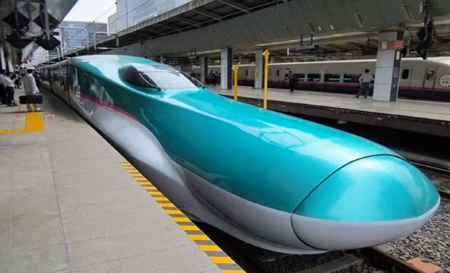 Nhật Bản có hệ thống vận tải và dịch vụ tiên tiến và hiện đại. Tàu cao tốc “Bullet Train” (Tàu viên đạn) lần đầu tiên làm cả thế giới kinh ngạc vào năm 1964 tại Olympics Tokyo. Ngoài ra, người máy cũng trở thành một điều phổ biến đối với nhiều người dân Nhật Bản. Ảnh: BS.