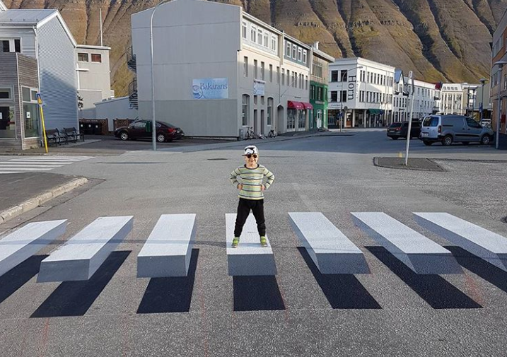 Tại Ísafjörður, Iceland, các nhà chức trách đã quyết định làm vạch qua đường dành cho người đi bộ trở thành những vật thể 3D. Ảnh: BS.