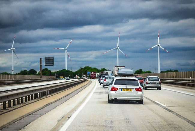 Đức là nơi sở hữu những con đường tốt nhất thế giới. Chúng có thể được sử dụng trong vòng 30 đến 50 năm mà không cần sửa chữa. Ngoài ra, những con đường này rất thân thiện với môi trường, không thải ra khí độc khi bị “nung nóng”. Ảnh: BS.